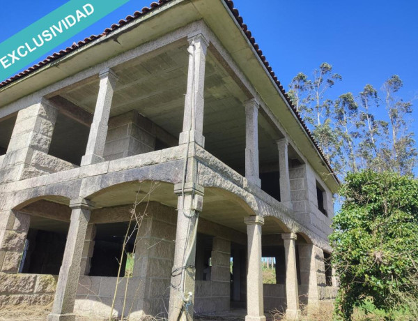 Vende casa de piedra sin terminar en As Travesas