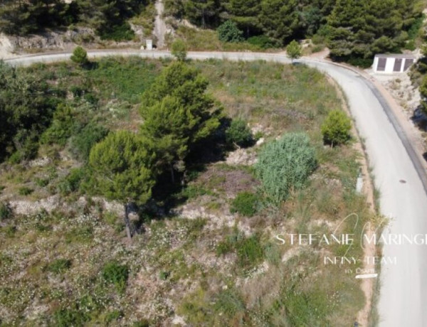 En venta solar urbano de 1350m2 en urbanización de lujo entre Calpe y Moraira