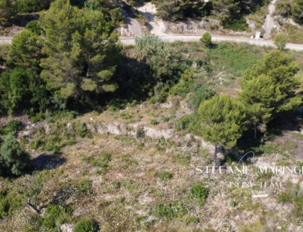 En venta solar urbano de 1350m2 en urbanización de lujo entre Calpe y Moraira