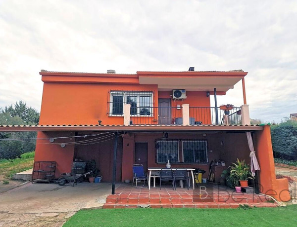 CHALET INDEPENDIENTE DENTRO DE 1,6 HECTÁREAS DE TERRENO RÚSTICO EN VILLANUEVA DE LA CAÑADA (MADRID).