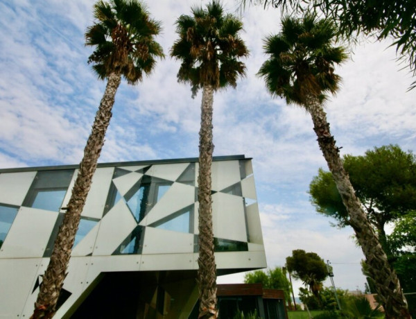 Propiedad de estilo futurista en el prestigioso Terramar (Sitges), a 100 m de la playa.