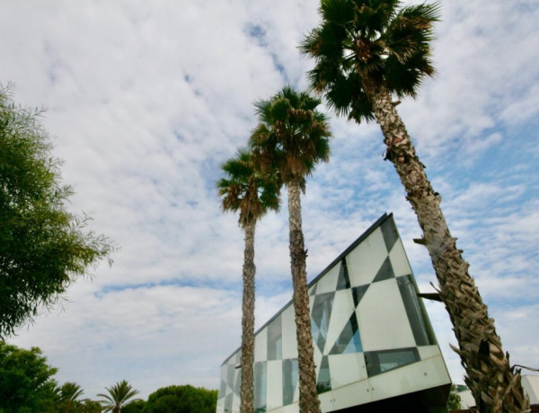 Propiedad de estilo futurista en el prestigioso Terramar (Sitges), a 100 m de la playa.