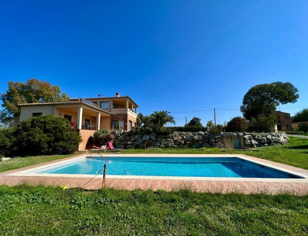 Casa unifamiliar con gran terreno muy cerca de Figueres