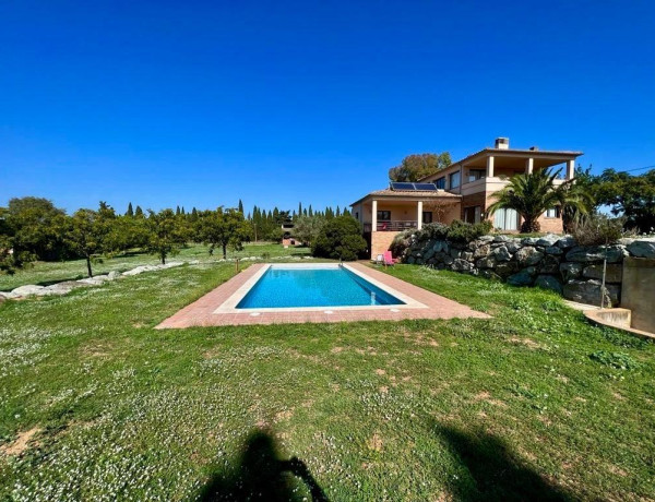 Casa unifamiliar con gran terreno muy cerca de Figueres