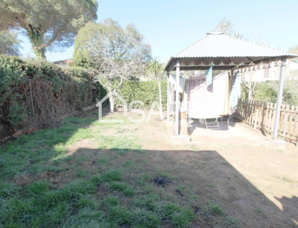 Preciosa casa de una planta con una vivienda independiente