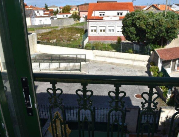 Magnífico chalet  adosado con terraza a dos minutos de la playa .