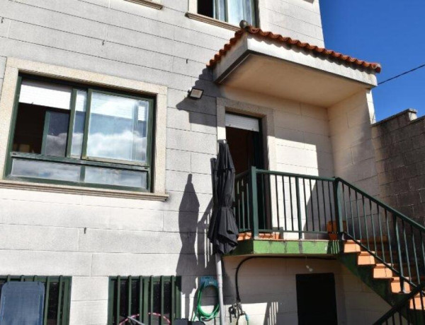 Magnífico chalet  adosado con terraza a dos minutos de la playa .