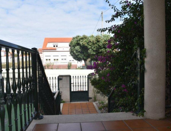 Magnífico chalet  adosado con terraza a dos minutos de la playa .