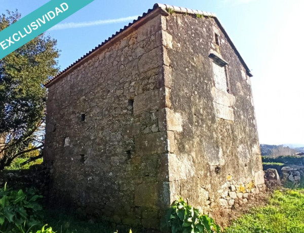 Edificaciones para restaurar en el lugar de A Grixa.