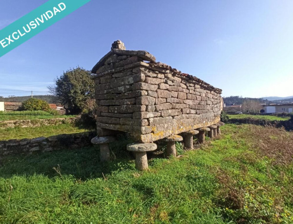 Edificaciones para restaurar en el lugar de A Grixa.