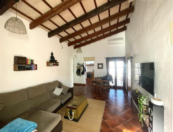 Casa acogedora con gran patio y derecho a vuelo.