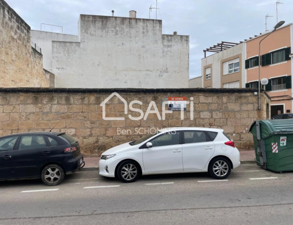 Solar urban  de 211 m² que hace esquina en pleno centro de Ciutadella