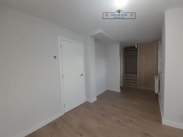 Chalet adosado en venta en calle Valencia, 18