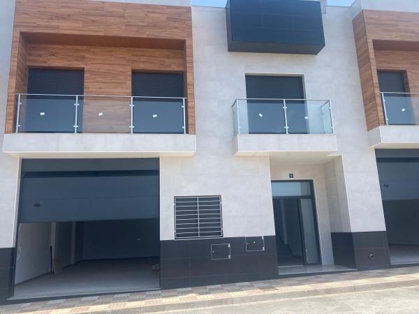 Chalet adosado en venta en calle Velez Rubio, 5