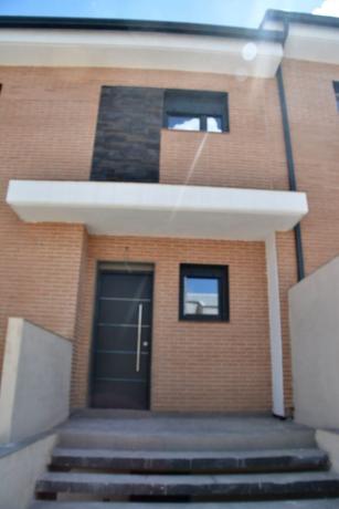 Chalet adosado en venta en calle Doña Jimena, 5