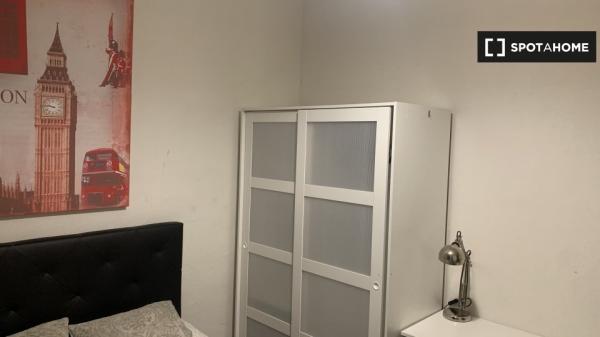 Rooms for rent in 3-bedroom apartment in Bilbao