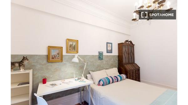 Stylish room in 7-bedroom apartment in Indautxu, Bilbao