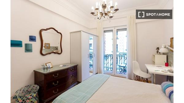 Stylish room in 7-bedroom apartment in Indautxu, Bilbao