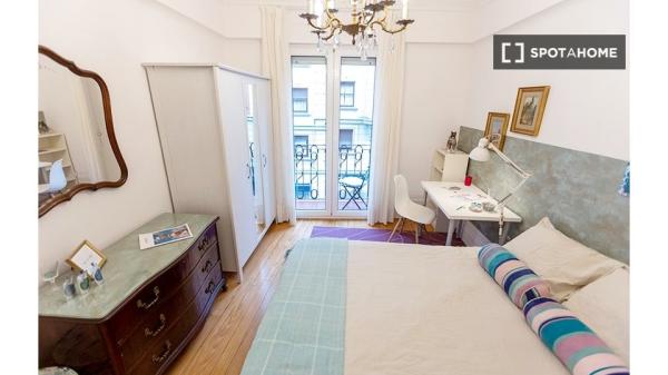 Stylish room in 7-bedroom apartment in Indautxu, Bilbao