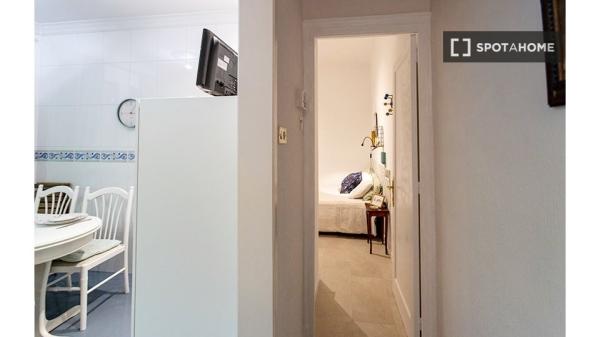 Stylowy pokój w 7-pokojowym apartamencie w Indautxu, Bilbao