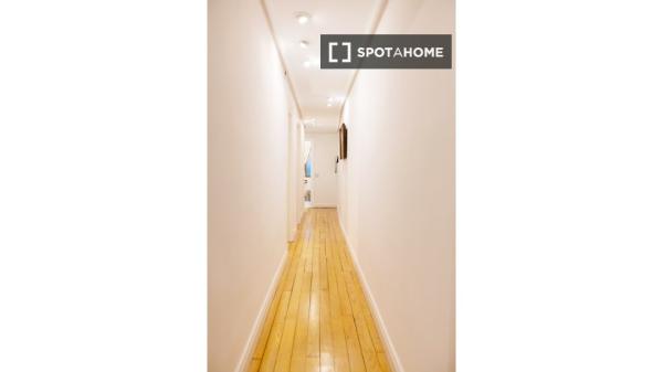 Stylish room in 7-bedroom apartment in Indautxu, Bilbao