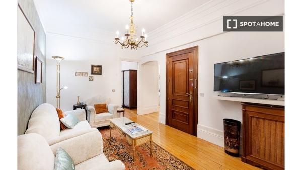 Stylish room in 7-bedroom apartment in Indautxu, Bilbao