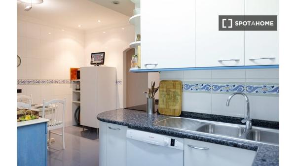 Stylish room in 7-bedroom apartment in Indautxu, Bilbao