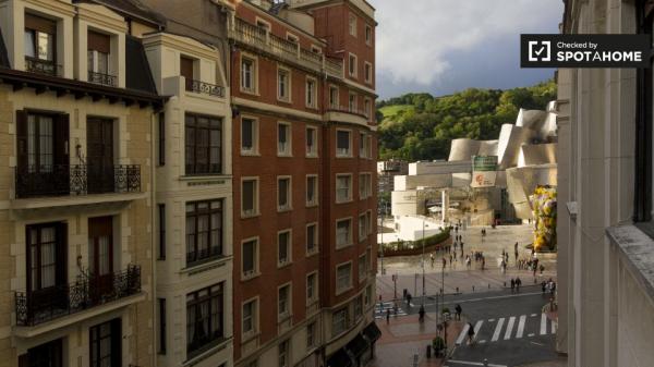 Espaçoso quarto em casa de 7 quartos em Abando, Bilbao