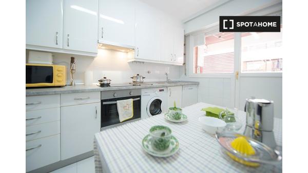 Room in 3-bedroom apartment in Begoña, Bilbao