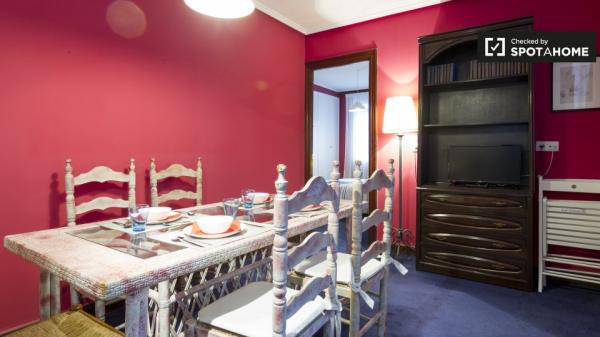 Spacious room in 7-bedroom house in Abando, Bilbao