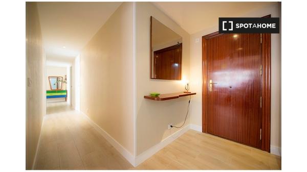 Room in 3-bedroom apartment in Begoña, Bilbao