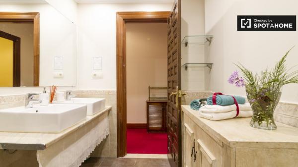 Spacious room in 7-bedroom house in Abando, Bilbao