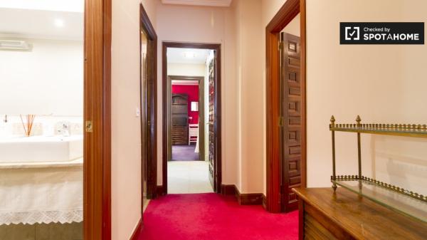 Chambre confortable dans une maison de 7 chambres à Abando, Bilbao