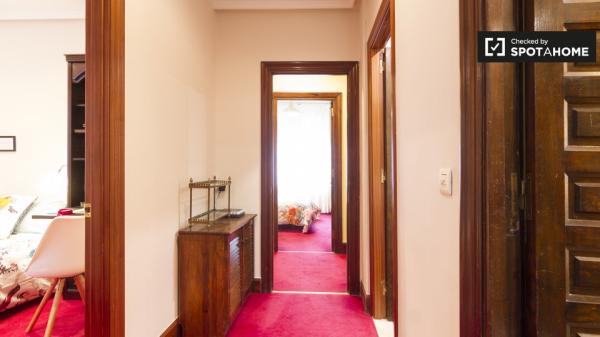 Chambre confortable dans une maison de 7 chambres à Abando, Bilbao