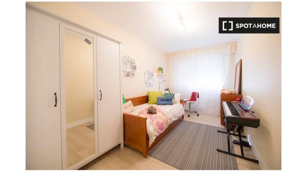 Room in 3-bedroom apartment in Begoña, Bilbao