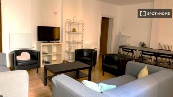 Habitación amueblada en piso compartido en Puerta del Sol, Madrid