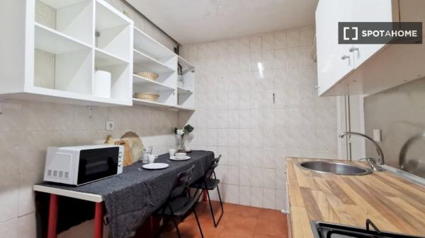 Habitación amueblada en piso compartido en Puerta del Sol, Madrid