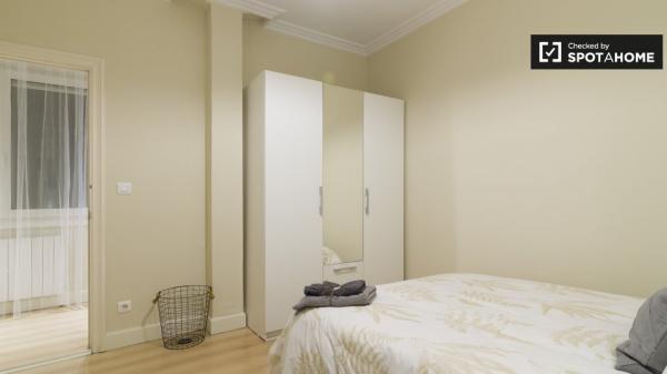 Chambre meublée dans un appartement de 8 chambres à Abando, Bilbao