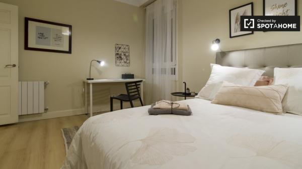 Elegante camera in un appartamento con 8 camere da letto ad Abando, Bilbao