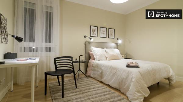 Elegante camera in un appartamento con 8 camere da letto ad Abando, Bilbao