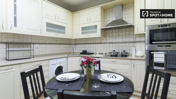 Chambre élégante dans un appartement de 8 chambres à Abando, Bilbao