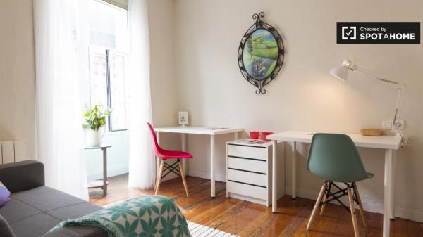 Grande chambre dans la maison de 3 chambres à Casco Viejo, Bilbao