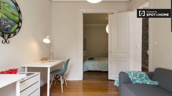 Rroom grande em casa de 3 quartos em Casco Viejo, Bilbao