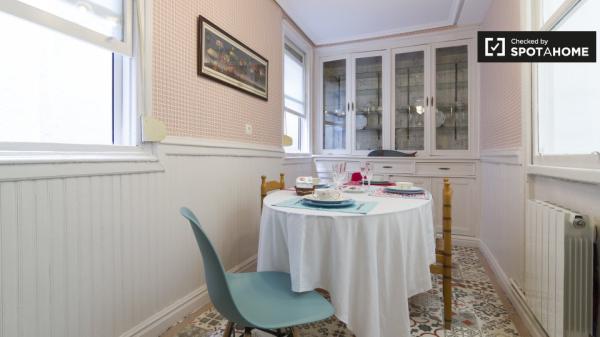 Grande chambre dans la maison de 3 chambres à Casco Viejo, Bilbao