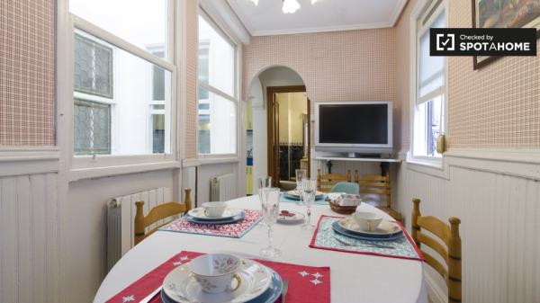 Grande chambre dans la maison de 3 chambres à Casco Viejo, Bilbao