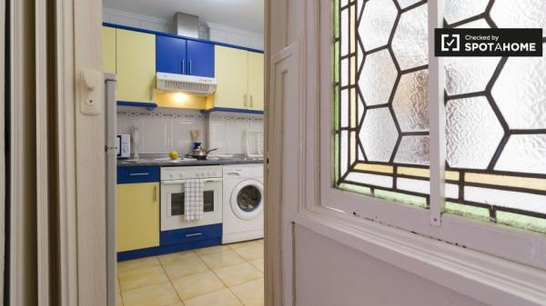 Grande chambre dans la maison de 3 chambres à Casco Viejo, Bilbao