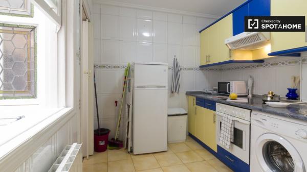 Grande chambre dans la maison de 3 chambres à Casco Viejo, Bilbao