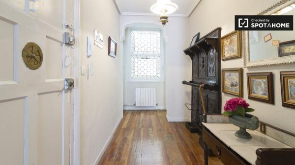 Grande chambre dans la maison de 3 chambres à Casco Viejo, Bilbao