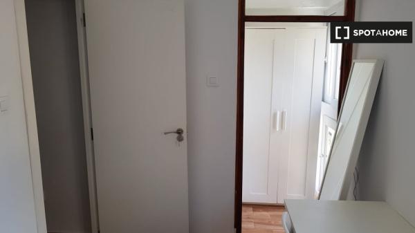 Room for rent in 4-bedroom apartment in Sevilla