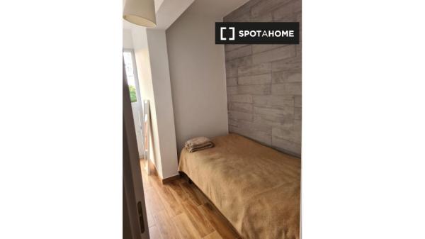 Room for rent in 4-bedroom apartment in Sevilla